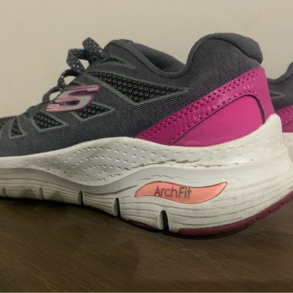 Sketchers size 6 arch support women’s shoes. - Picture 9 of 12